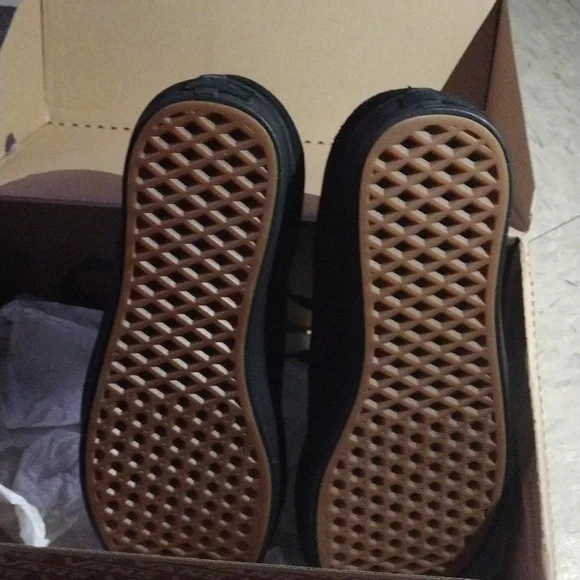 Sneakers - Picture 3 of 4